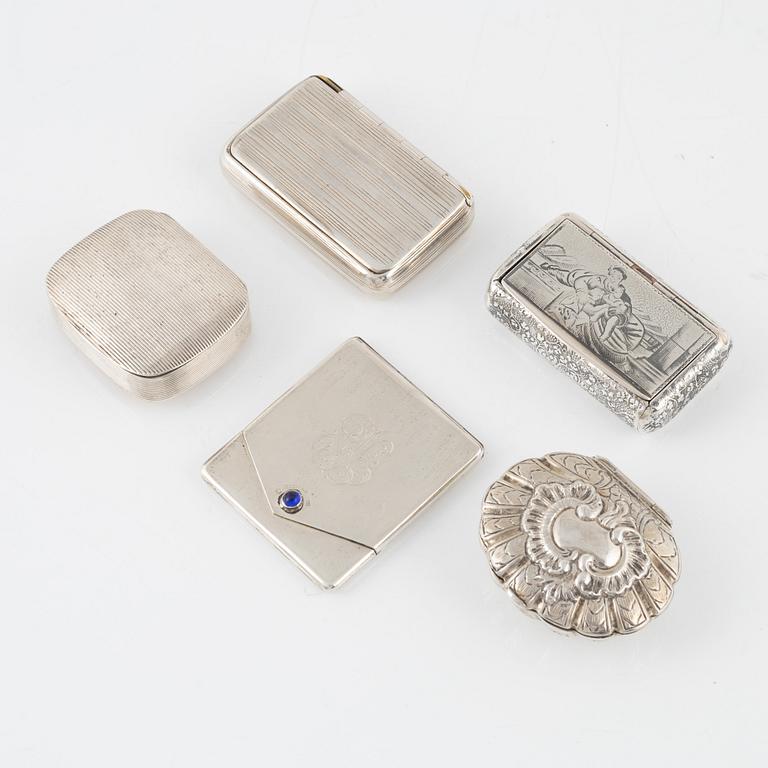 A set of silver boxes and a cup (6 pieces).
