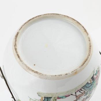 A Chinese porcelain bowl with cover, 20th century.
