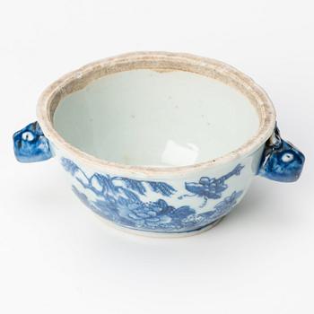 A blue and white tureen with cover, Qing dynasty, Qianlong (1736-95).