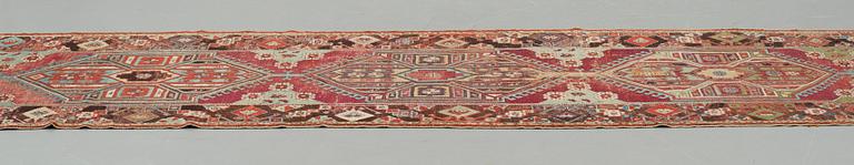 GALLERIMATTA, antik Anatolisk, ca 425 x 101-107 cm (samt en kortsida med ca 2,5 cm ljusgrön slätväv).