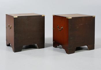 BYRÅAR, ett par, engelsk stil, 1900-talets andra hälft.
