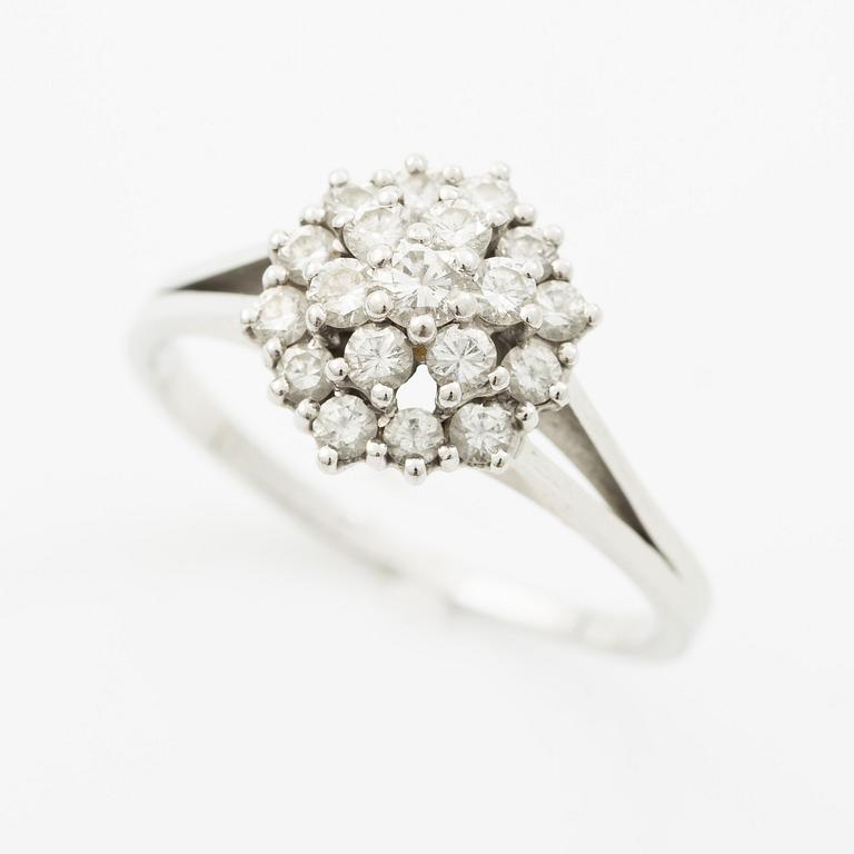 Ring, 18K white gold with brilliant-cut diamonds.