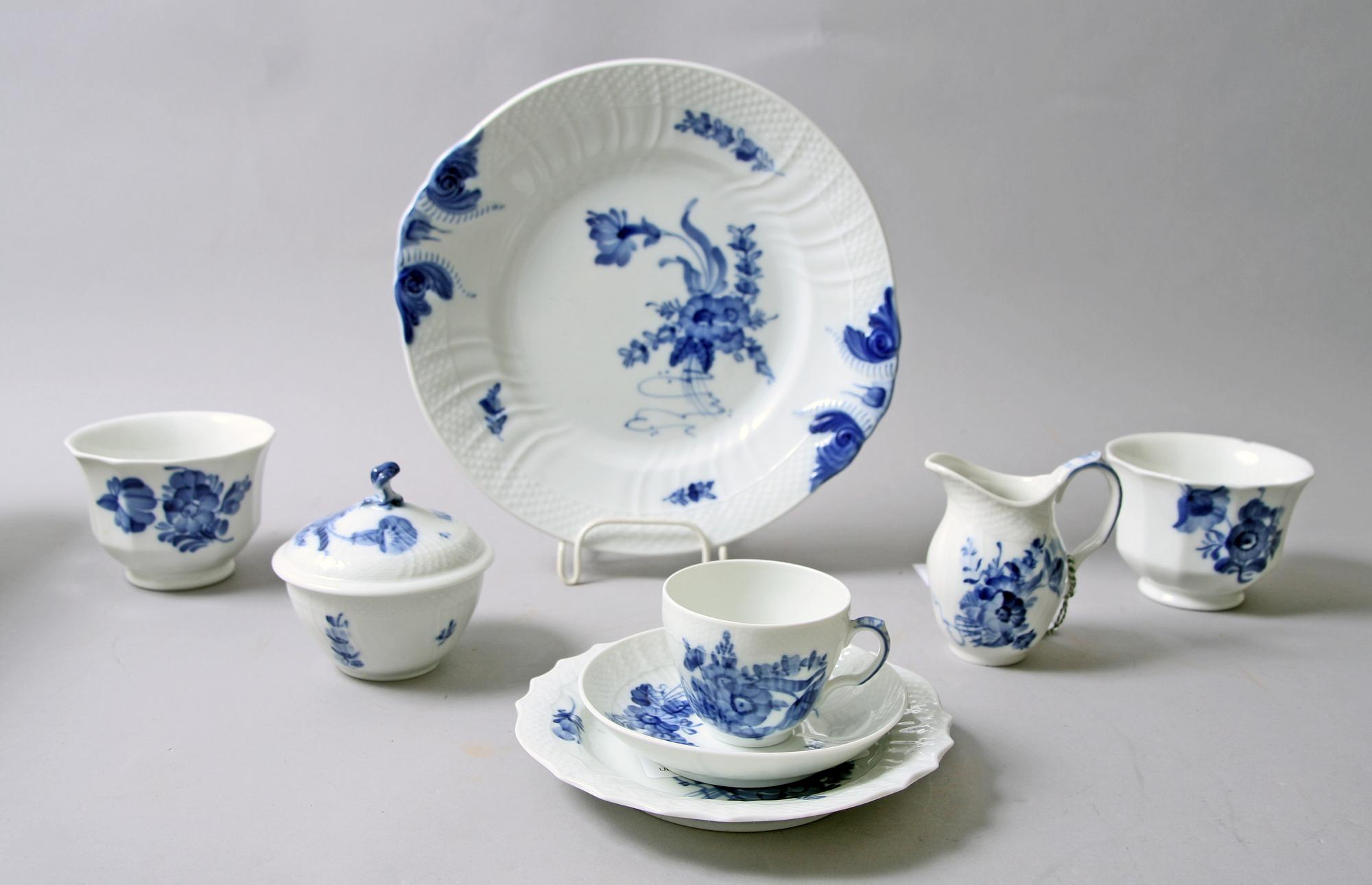 SERVISDELAR, porslin, 28 delar. Royal Copenhagen. "Blå Blomst".