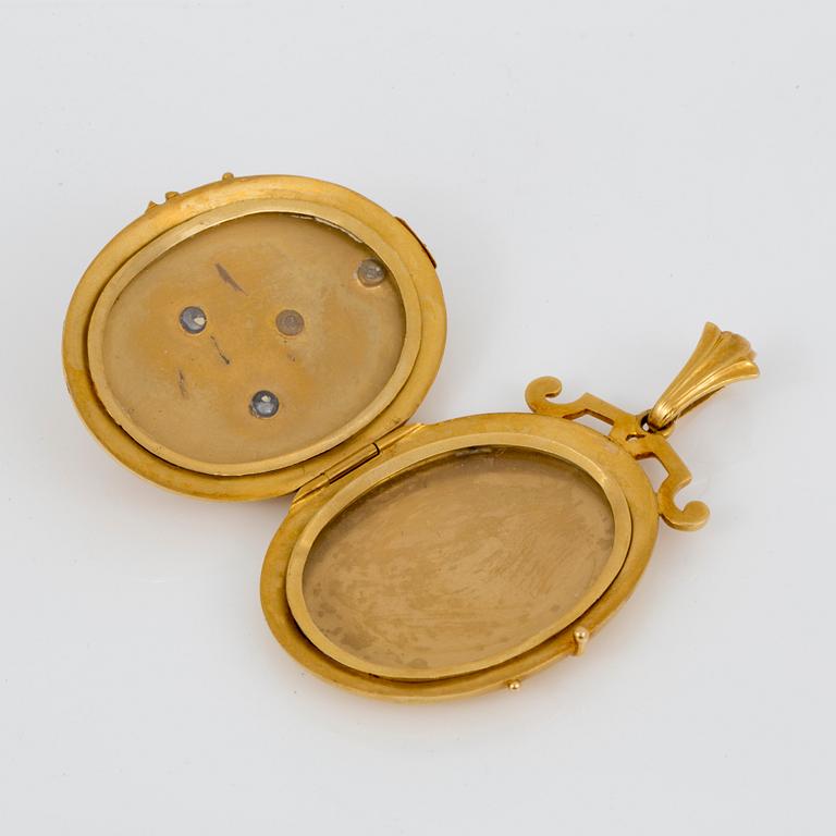 MEDALJONG, med sötvattenspärlor, smaragder och svart emalj, 1800-talets andra hälft, 18K guld.