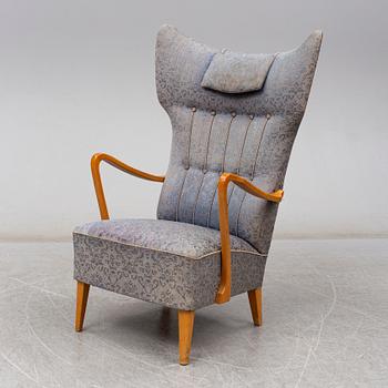 A 1940s easy chair.