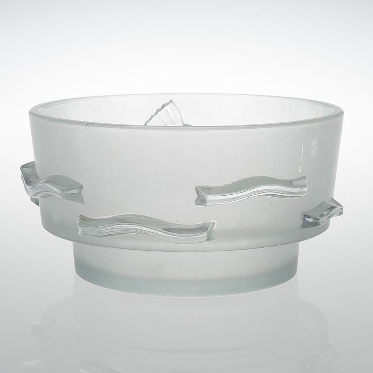 AN "AHTI" GLASS BOWL by Yrjö Rosola (Rosvall). Model designed in 1934.