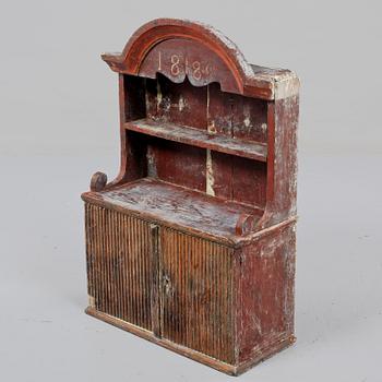 HÄNGSKÅP, allmoge, 1800-tal.