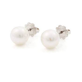 Earrings in 18K white gold with cultured freshwater pearls.