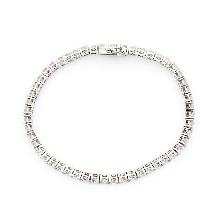 ARMBAND, 18K vitguld med 52 briljantslipade diamanter, tot ca 7,46 ct. Vikt ca 15,2 g.