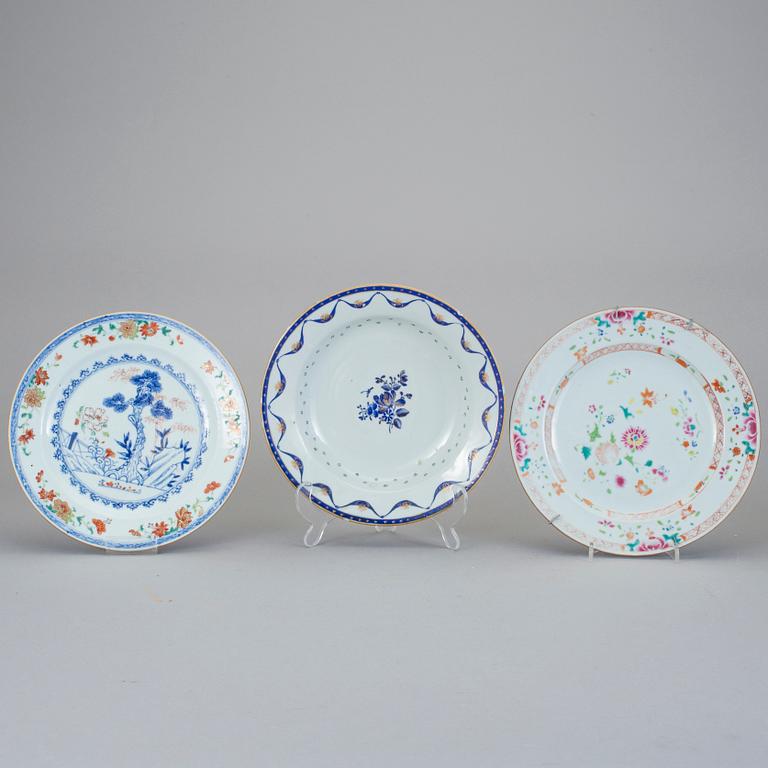 TALLRIKAR, 3 stycken, kompaniporslin, Kina, Qianlong (1736-95).