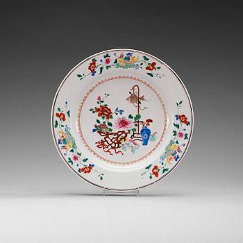 A famille rose serving dish, Qing dynasty, Qianlong (1736-95).