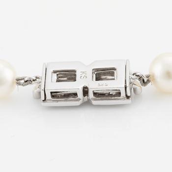 Pearl necklace, longer model, cultured pearls, clasp in 14K white gold with baguette and brilliant-cut diamonds.