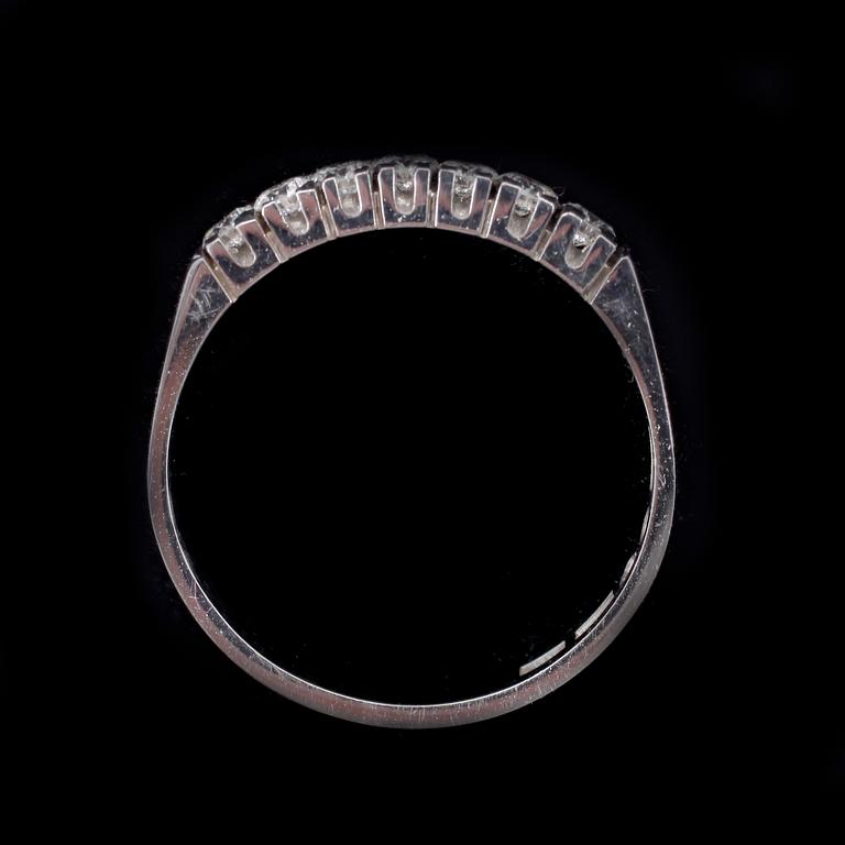 RING, 18k vitguld med 7 briljantslipade diamanter tot ca0,28ct. Vikt 2,6g.
