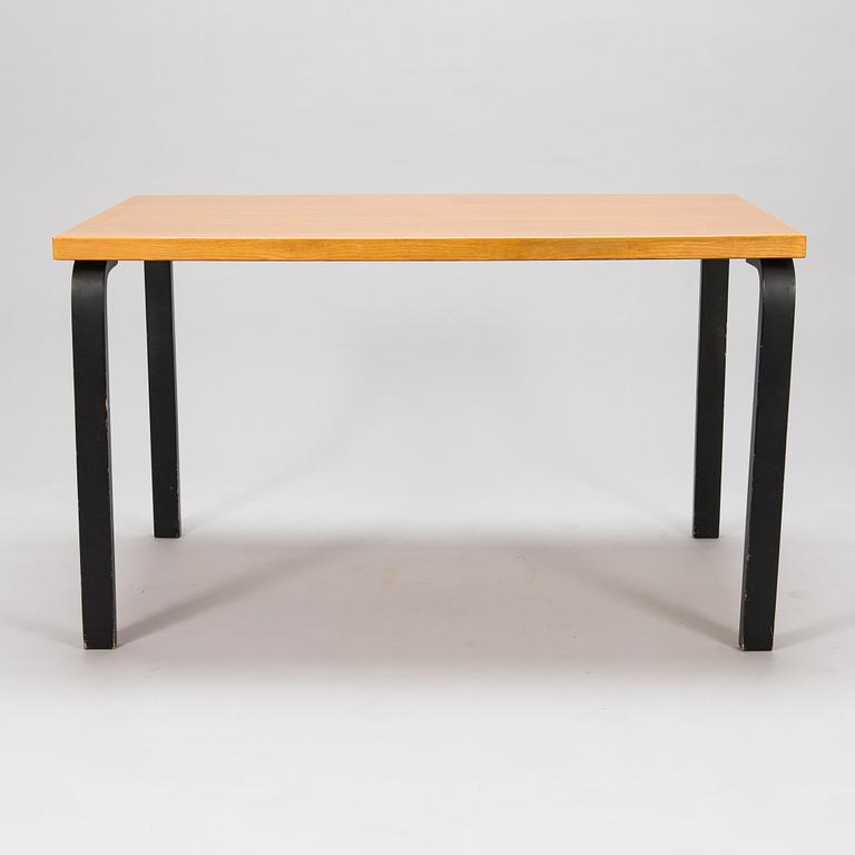 Alvar Aalto, a mid-20th century '81' dining table and four '68' chairs for Artek.