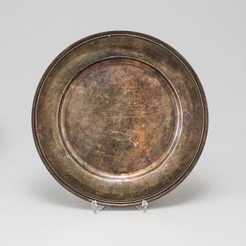 Two silver serving dishes, one marked GAB, Stockholm, Sweden 1944. Total weight 1620 g.