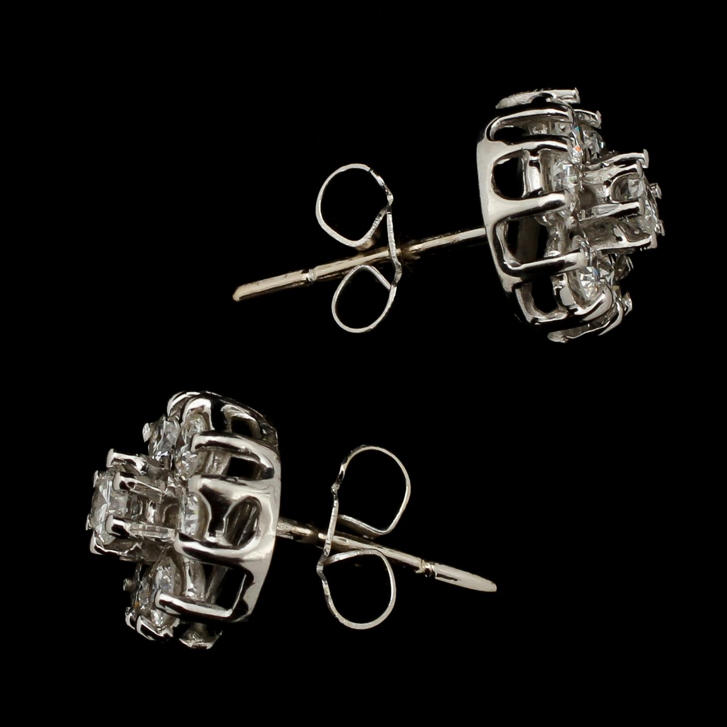 ÖRHÄNGEN, ett par, 18k vitguld med briljantslipade diamanter tot ca 1.0 ct, 1900-talets senare hälft. Vikt 3 g.