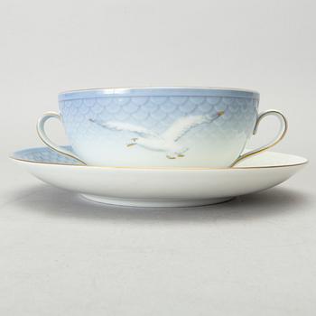 BULJONGKOPPAR med FAT, 10 st, porslin, "Måsen", Royal Copenhagen, 1900-tal.