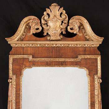 SPEGELLAMPETT, för två ljus. England, 1700-talets andra fjärdedel. Senbarock.