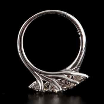 RING, vitguld 14K, 3 briljantslipade diamanter tot. 1,75 ct. Vikt 4,3 g. Intyg.