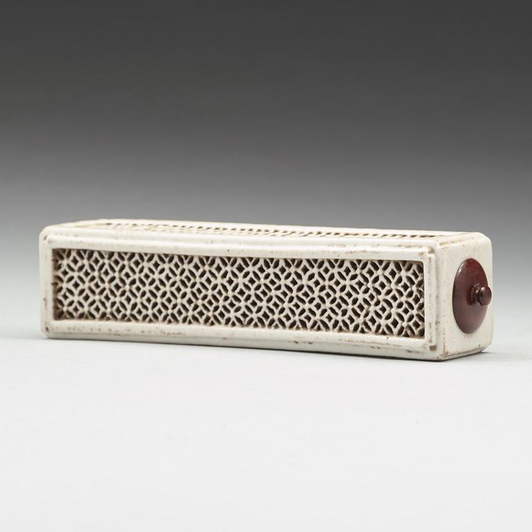 A Chinese Cricket box, Qing dynasty, circa 1800.