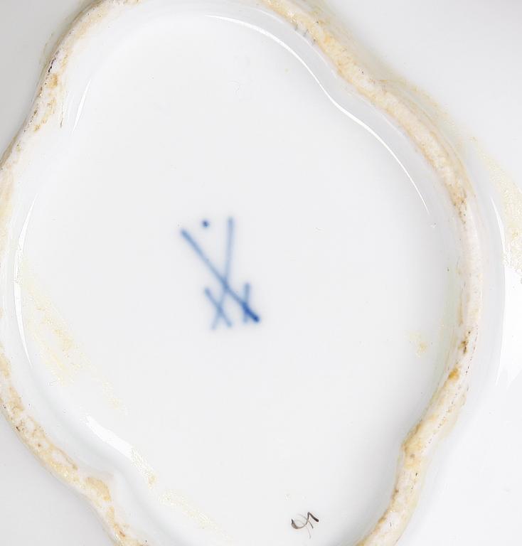 BLÄCKHORN SAMT KAFFEKOPP MED FAT, porslin, Meissen, rokokostil, 1900-tal.