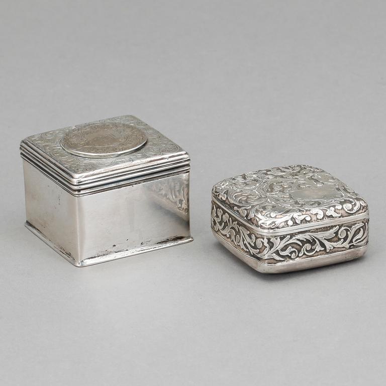 DOSOR, 2 st, silver, bland annat T.D, London 1839. Vikt ca 119g.