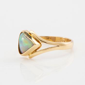 Ring 18K gold with an opal.