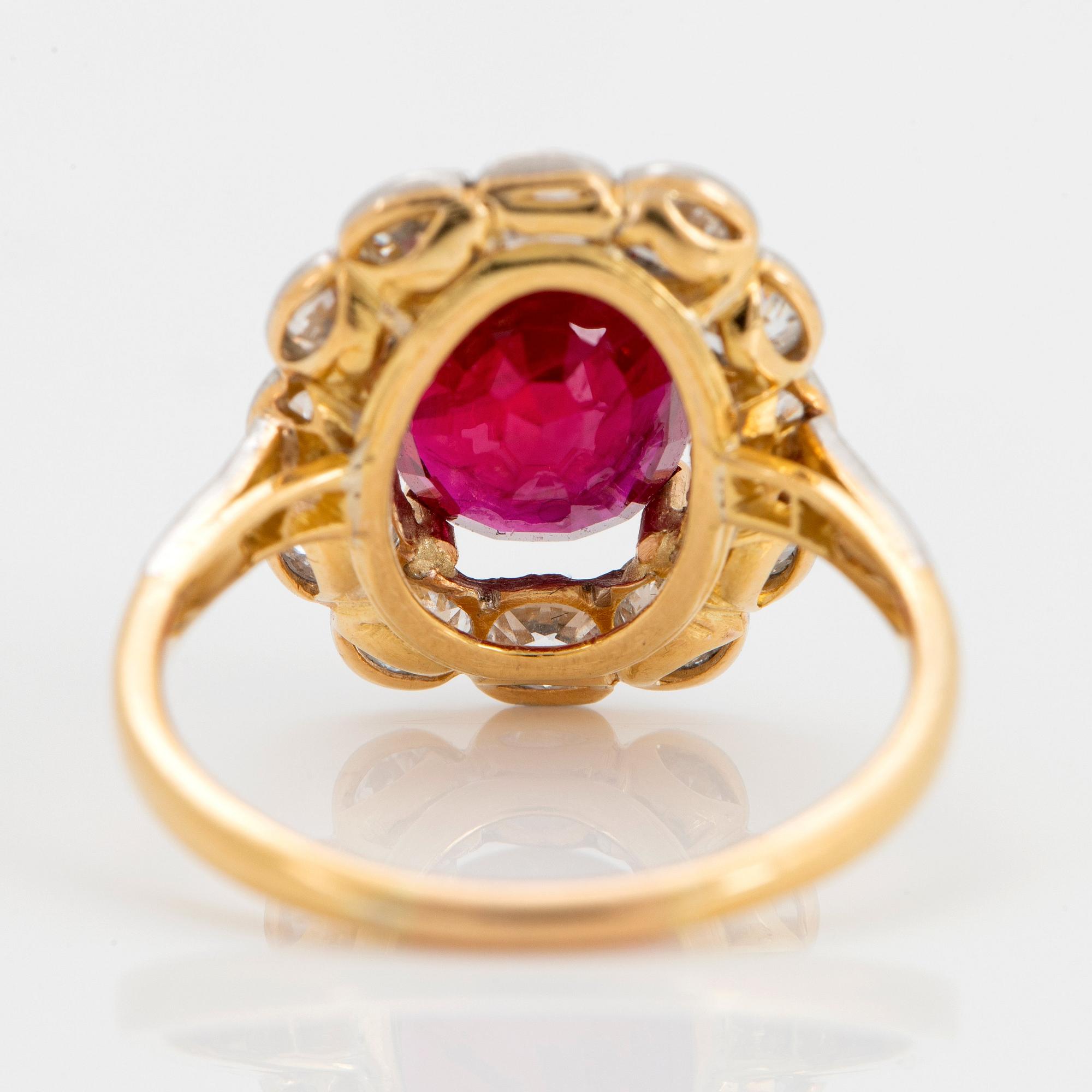 Ring 18K guld och platina med en fasettslipad rubin vikt ca 3.35 ct samt gammalslipade diamanter.