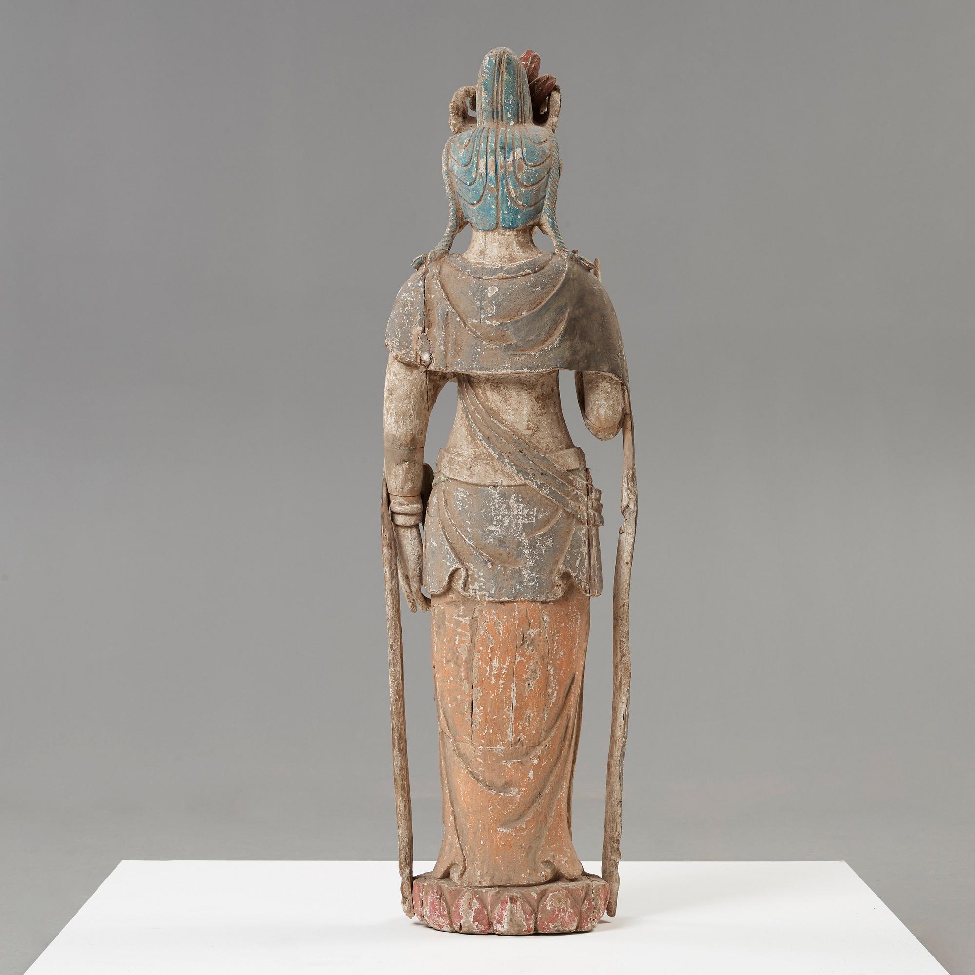 A large wooden scultpure of Guanyin, Qing dynasty, 17th/18th Century.