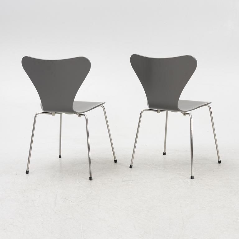 Arne Jacobsen, a pair of 'Series 7' chairs, Fritz Hansen, Denmark.