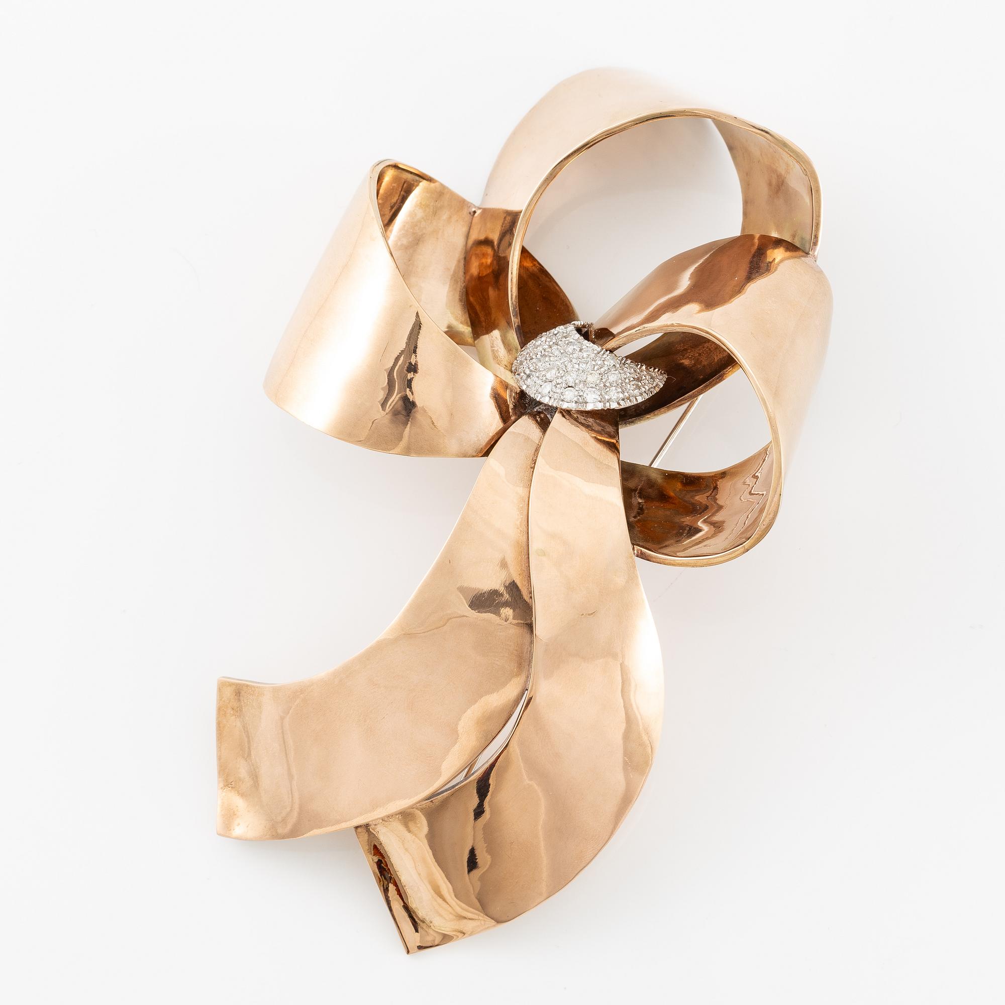 Brooch 9K gold with round brilliant-cut diamonds.