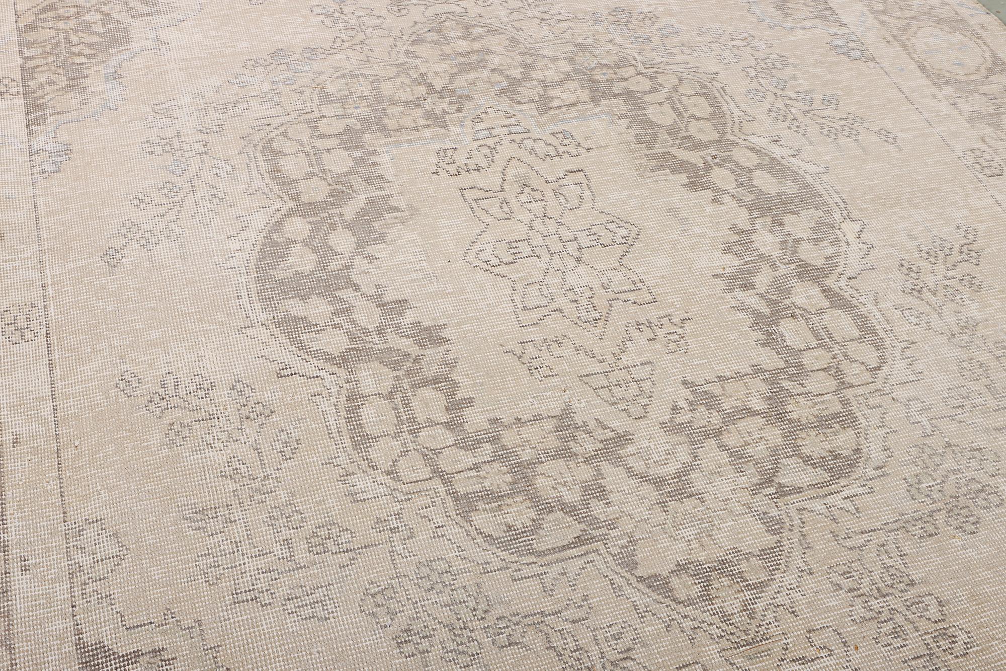 An Ushak capet, c. 279 x 188 cm.