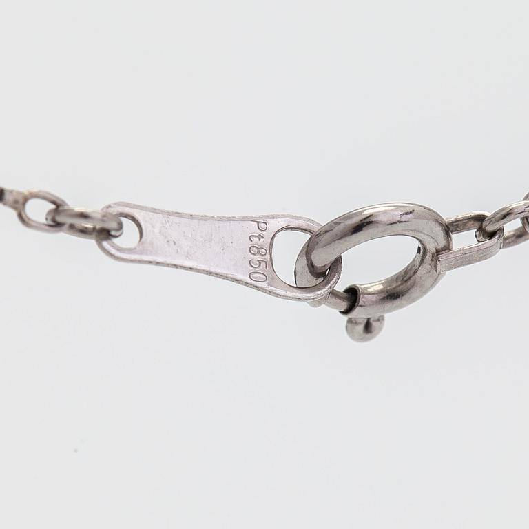 Hänge med kedja, platina och diamant ca 0.329 ct enligt gravyr.