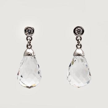 Earrings 18k whitegold, 2 briolette-cut rock-crystals and 2 brilliant-cut diamonds 0,20 ct TW VVS.