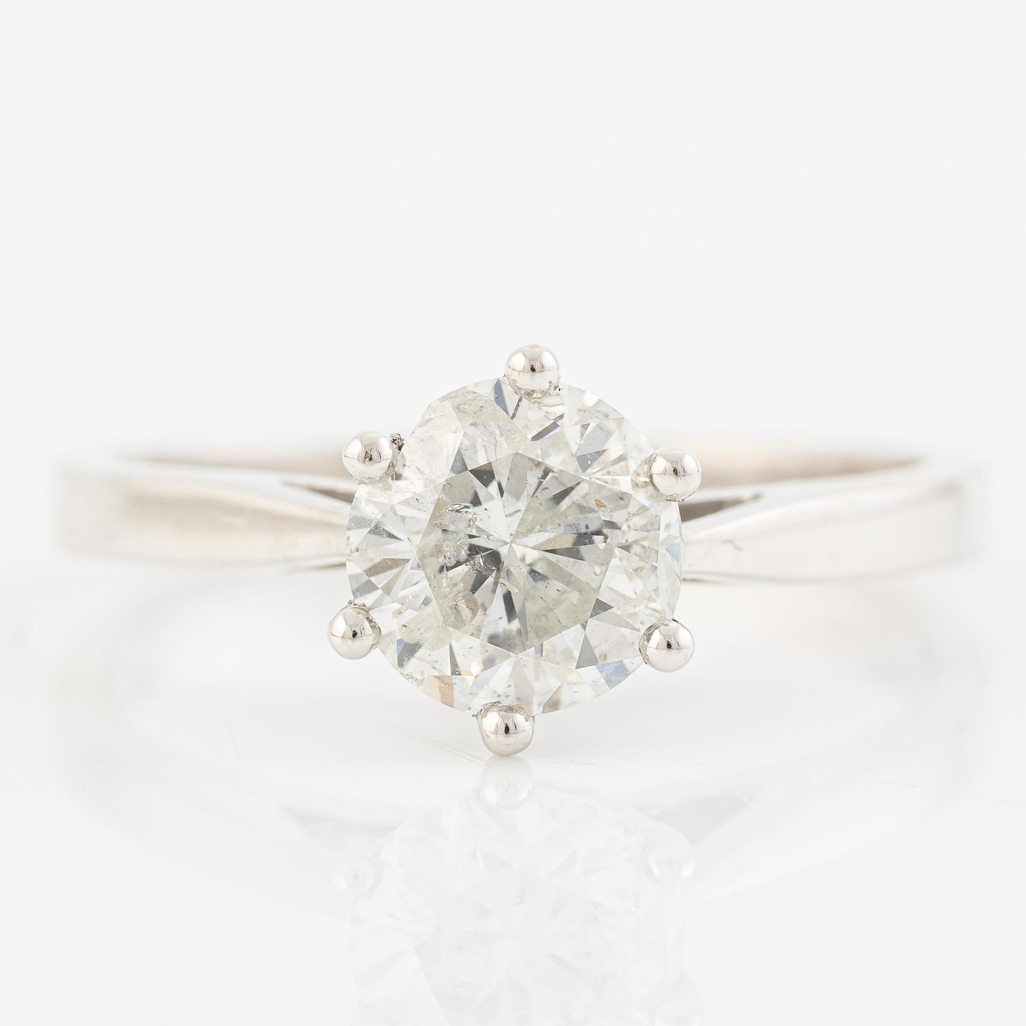 Ring in 18K white gold set with a round brilliant-cut diamond.