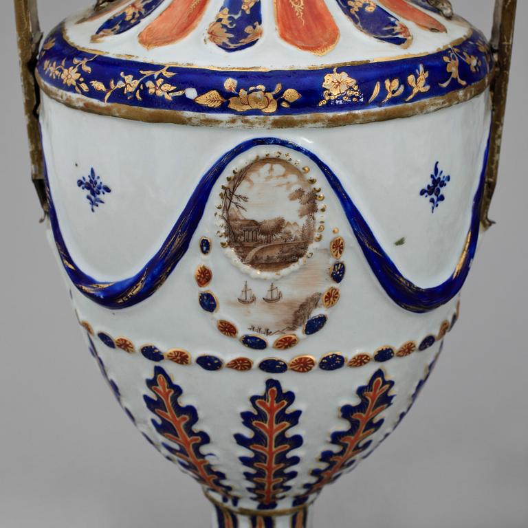 BORDSLAMPOR, ett par, porslin, Kina, omkring år 1800.