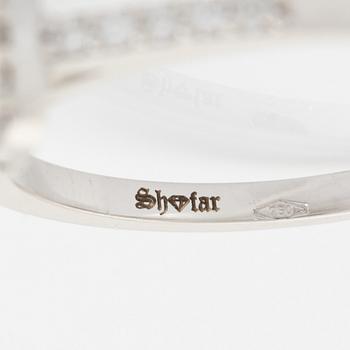 Ring med cushionslipad diamant och briljantslipade diamanter.