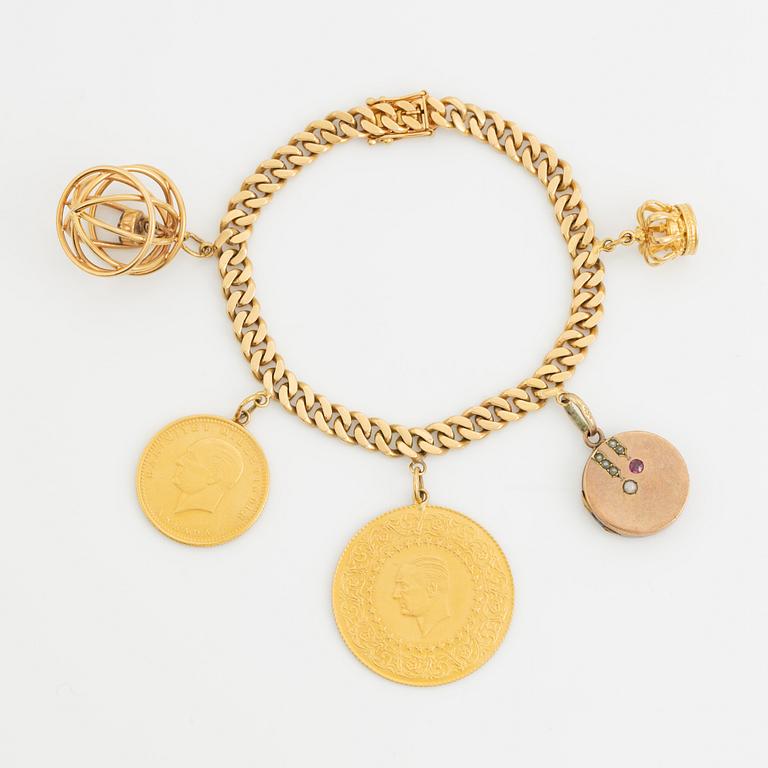 Armband, 18K guld med två berlocker  turkiska mynt 22K guld.