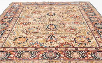 An antique Tabriz carpet, ca 354,5 x 276 cm.
