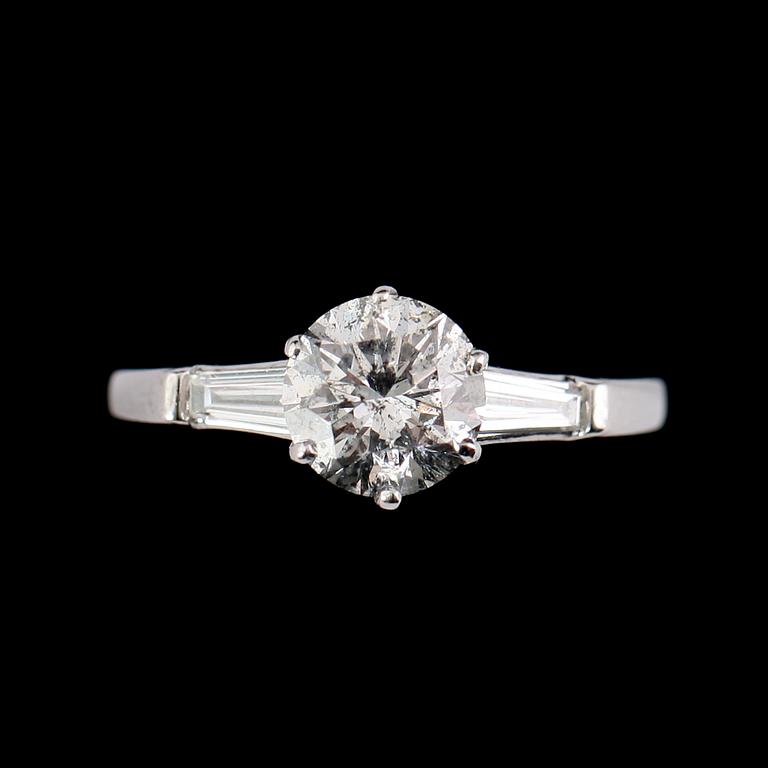 RING, 18 k vitguld, med briljantslipad diamant 1.31 ct och 2 baguetteslipade diamanter.