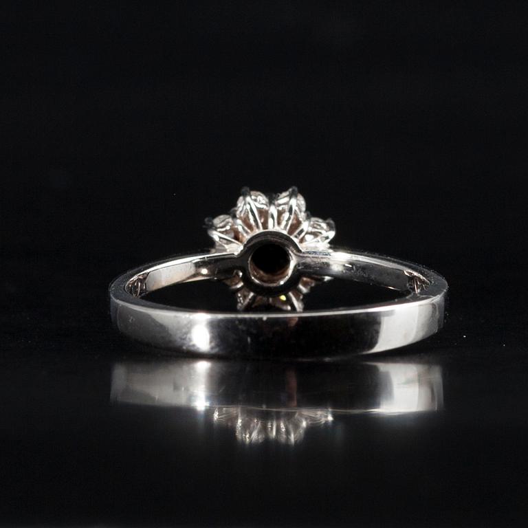 RING, vitguld 14K, briljantslipade diamanter. Mittstenen svartfärgad diamant 0,38 ct, 8 sidostenar tot. 0,18 ct. Intyg.