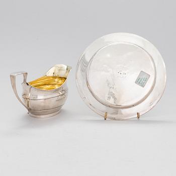 Lautanen ja kermakko, hopeaa, G. Holmberg, Turku 1837 ja I. Thiel, Kuopio 1841.