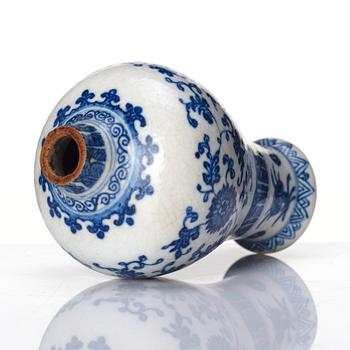 A Chinese blue and white miniature vase, Qing dynasty, 18th century.