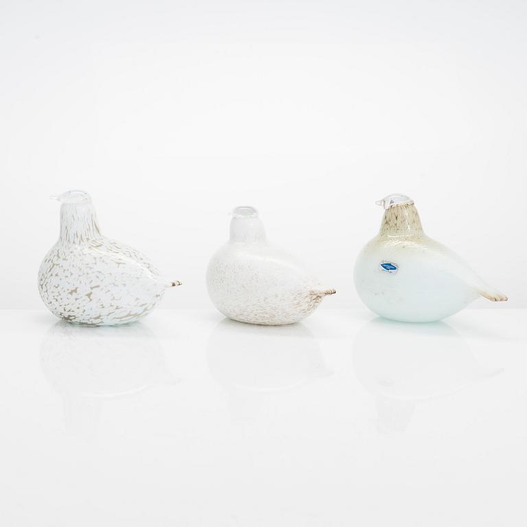 Oiva Toikka, three glass birds with egg, signed O. Toikka Nuutajärvi.