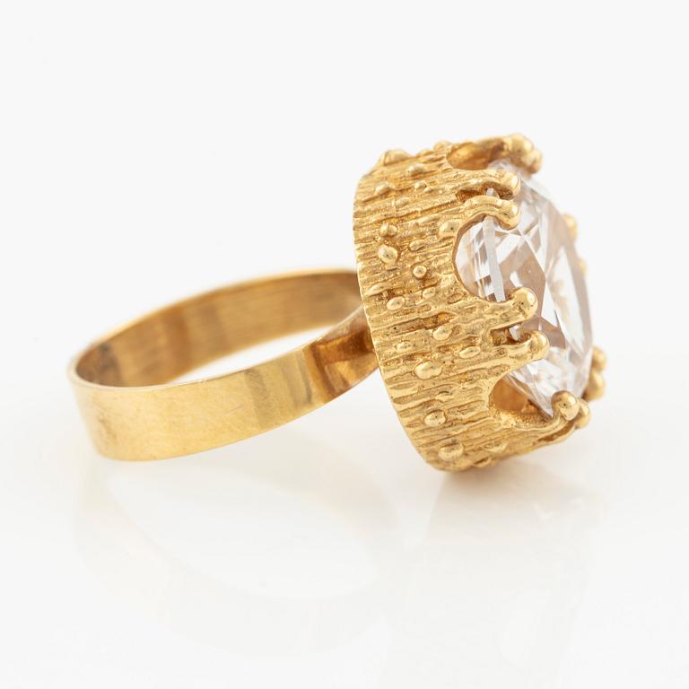 Ring in 18K gold with a white synthetic spinel.