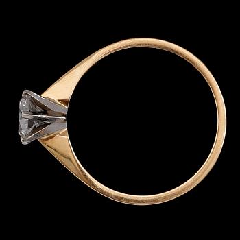RING, 14 k tvåfärgat guld, briljantslipad diamant ca 0.72 ct. Vikt ca 2,4 g.