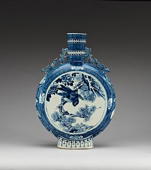 A large blue and white moon flask, late Qing dynasty.