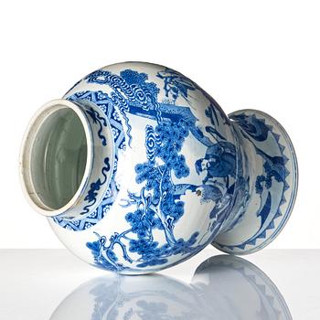 A blue and white vase, Qing dynasty, 19th Century.