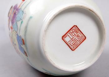 VAS, porslin, Kina. 1900-talets första hälft.