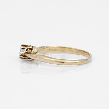 RING, enstenring, 18K guld med briljantslipad diamant ca 0,26 ct. Vikt ca 2,79 gram.